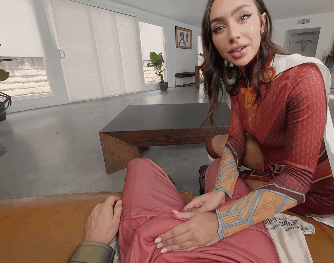 美丽的拉丁裔继妹 Mary 骑着 Shazam 的鸡巴